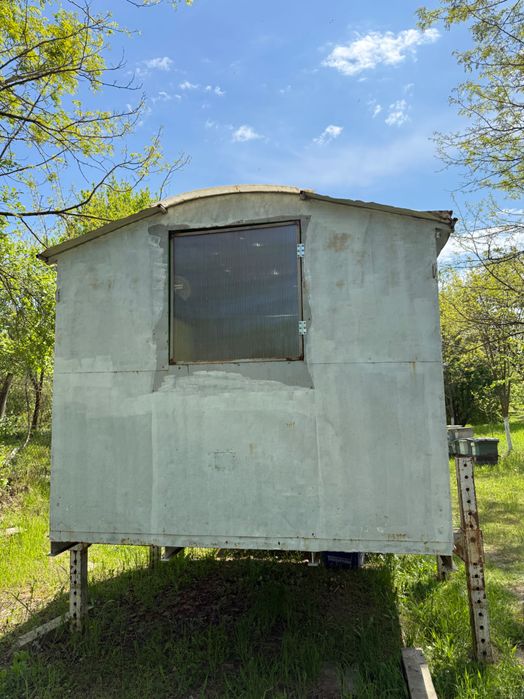 Pavilion apicol 36 de lăzi în pat cald pe 18 rame (se vinde fară lăzi)