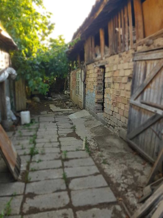 Продавам селска къща с чудесно място за грижи за животни и реколта.