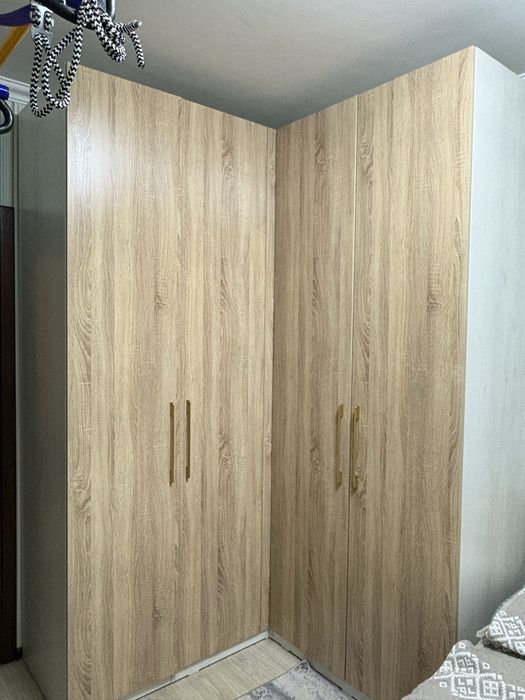 Вместительный светлый шкаф в хорошем состояние