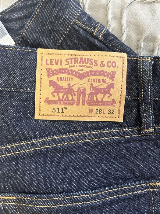 Джинсы levi’s.
