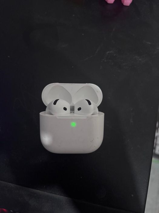 Airpods 4 earbuds