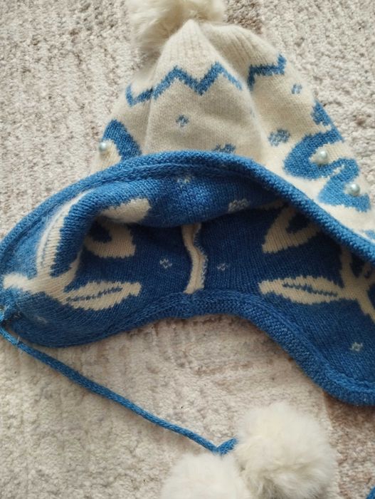 Теплые шерстяные шапки  на 3-4 года.