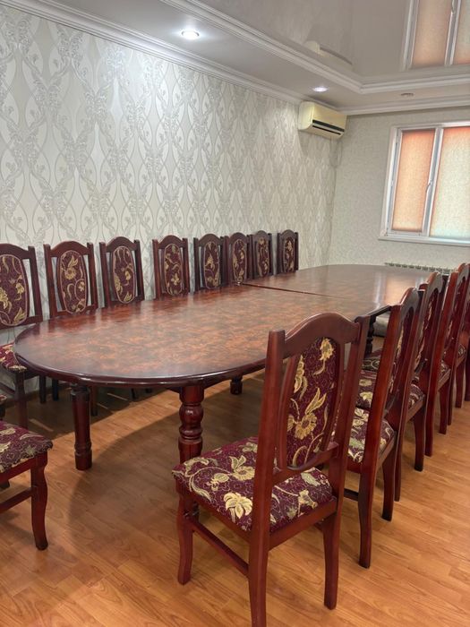 Стол с 18 стульями