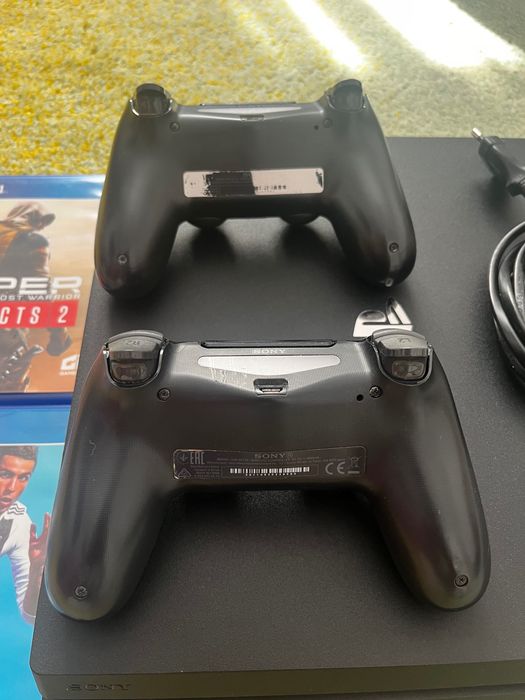 PlayStation 4 PRO 1T cu 3 jocuri