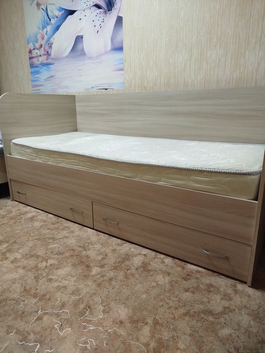 Кровать с матрасом