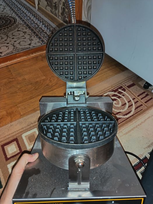 Продам Вафелница б.у.
