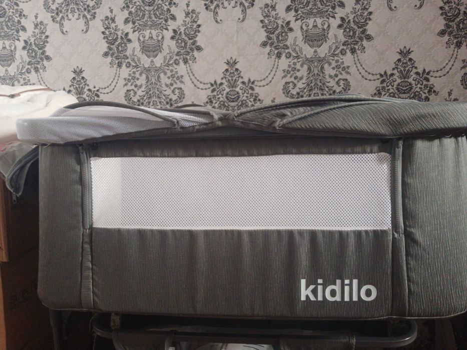 Продам манеж-кровать на колесиках..