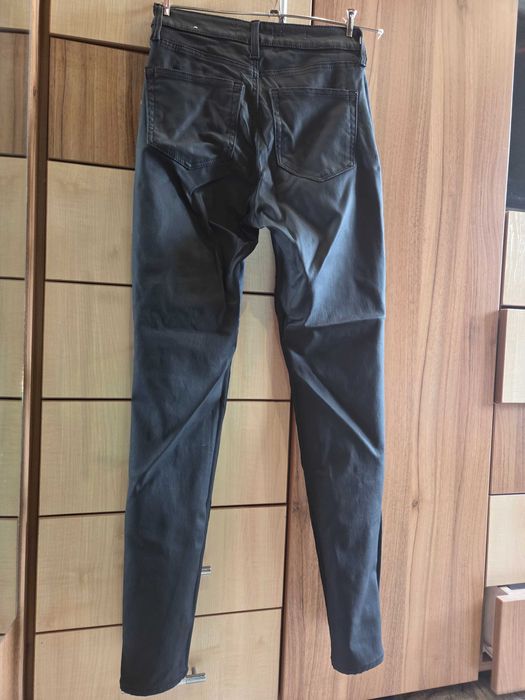 дънки-панталон от много интересна материя импрегнирана