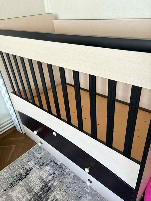 Продавам дървена кошара с люлеещ механизъм