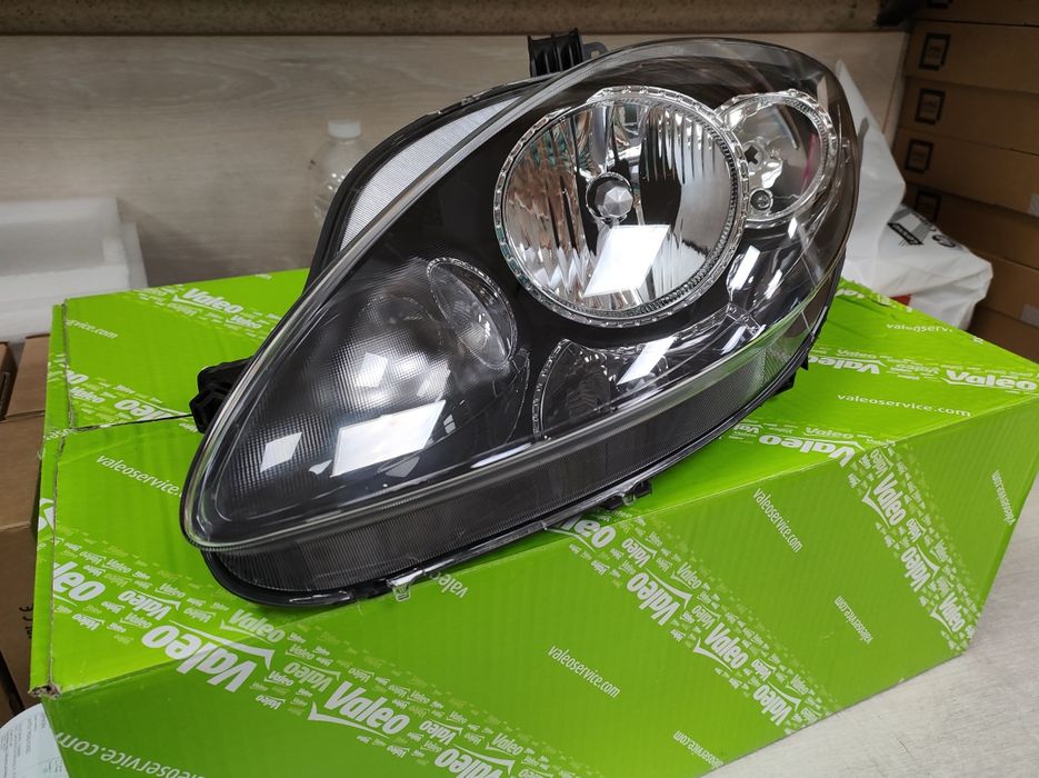 НОВ оригинален ляв фар Valeo 043337 за SEAT