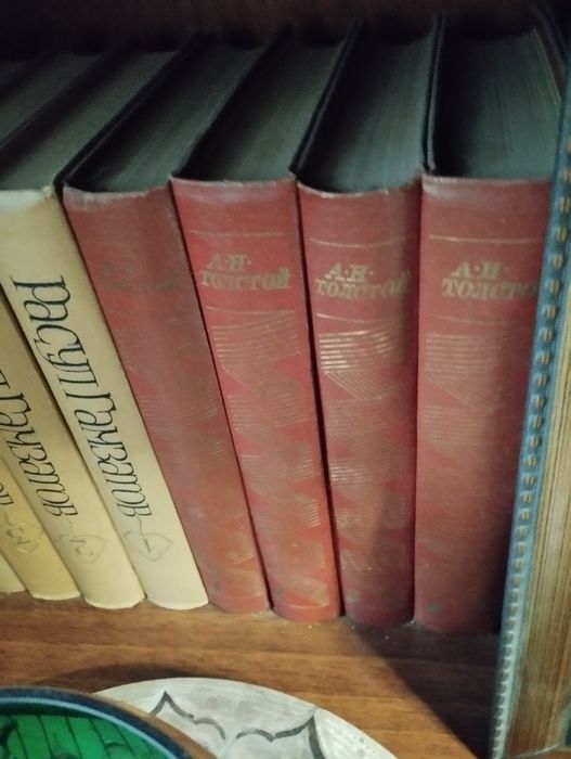 Книги в шикарных переплетах томами