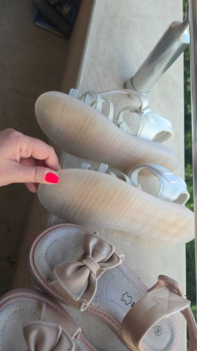 Продавам детски сандали н.34