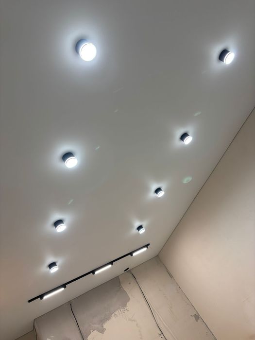 Натяжные потолки ,слив воды.