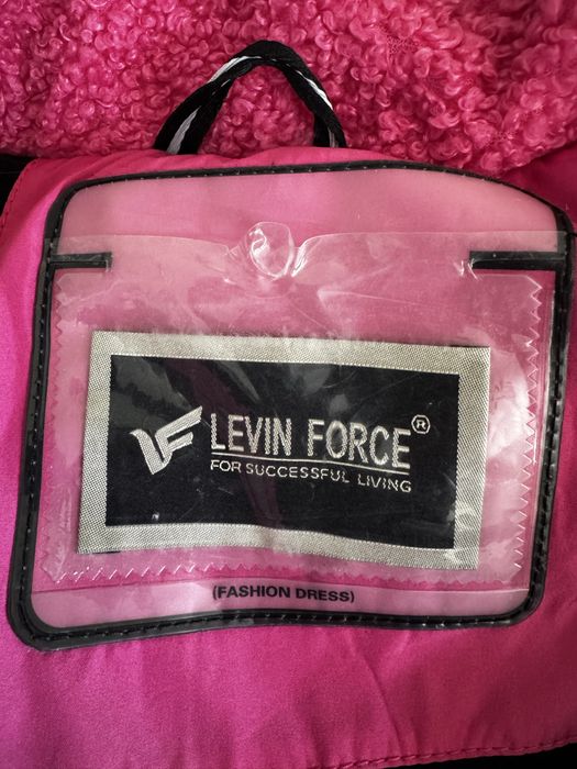 Пуховик на девочку рост 140 см.