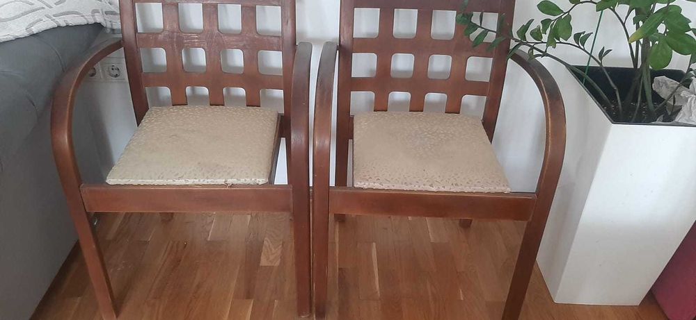 Продаются 2 кресла  деревянные компактные б/у