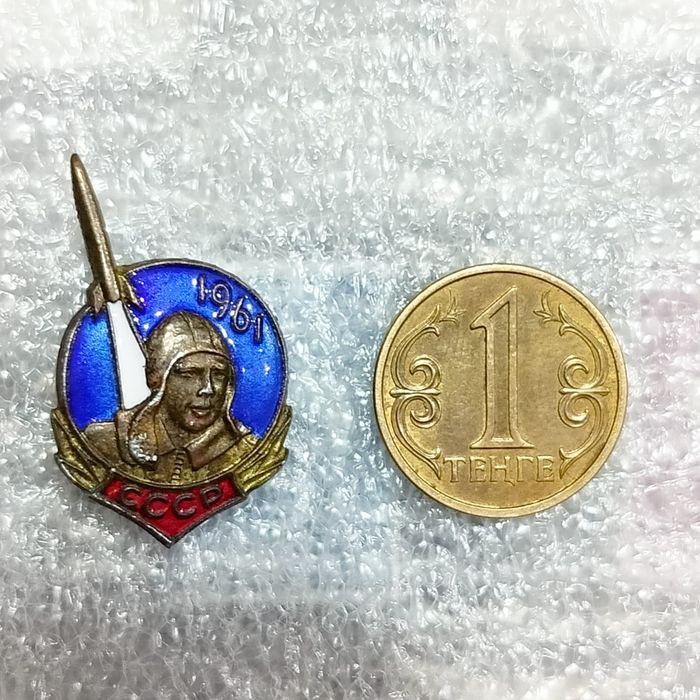 Продам значки на тему космоса