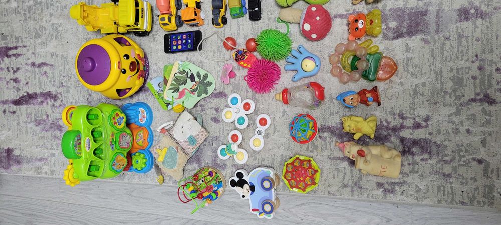 vand jucarii diverse bebelusi