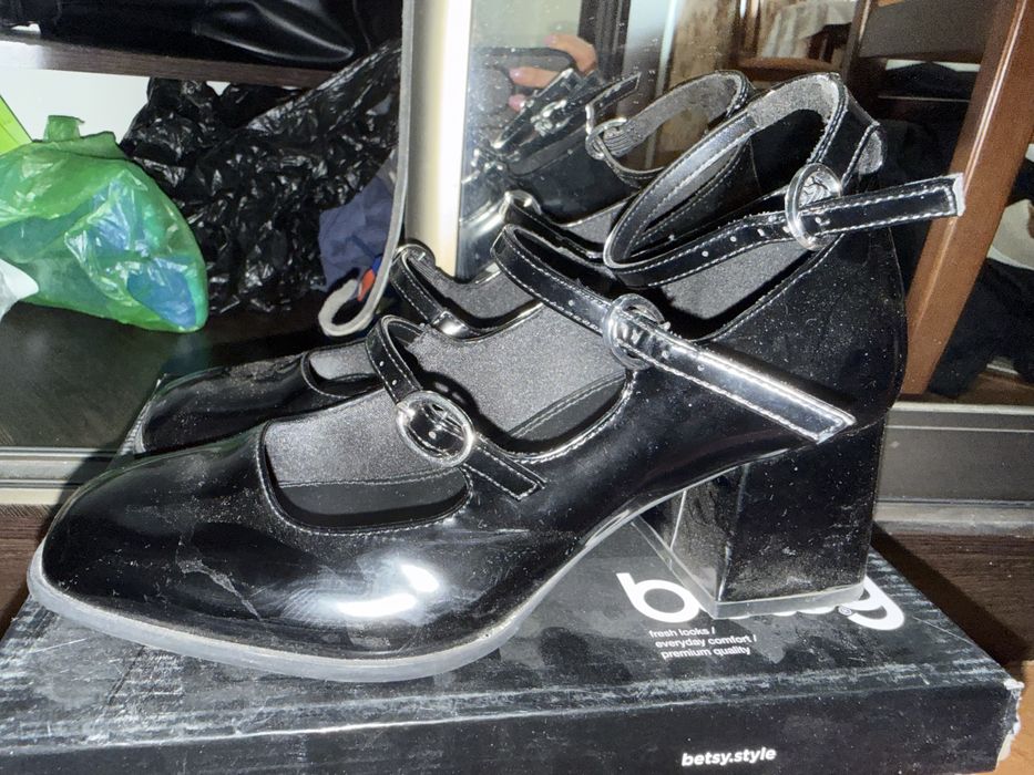 Продам женскую обувь