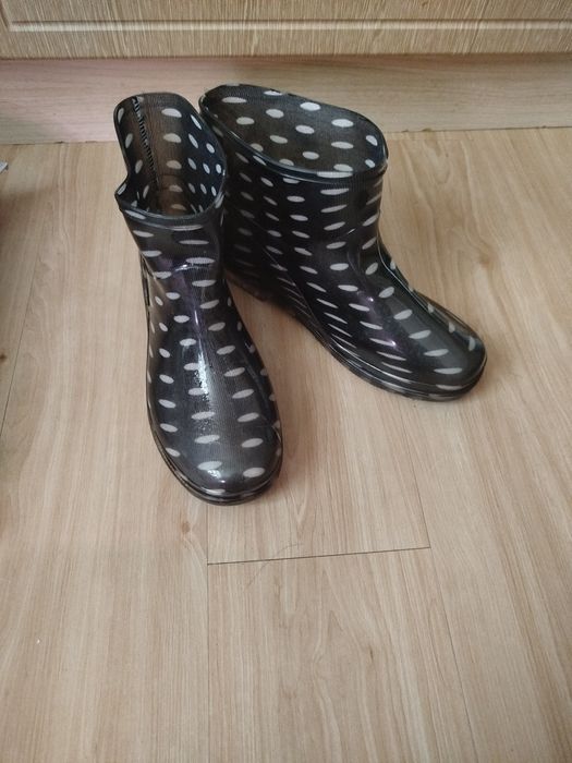 Продам кроссовки жен