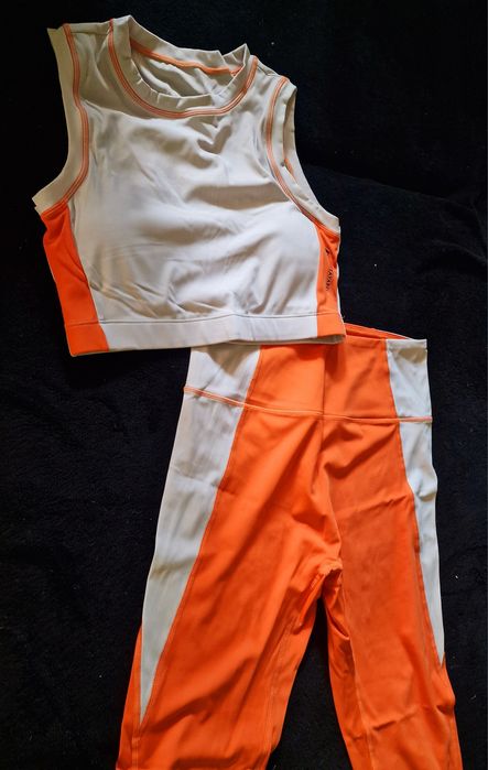 Спортен екип оранжево бежов с подплънки еластична бързосъхнеща материя