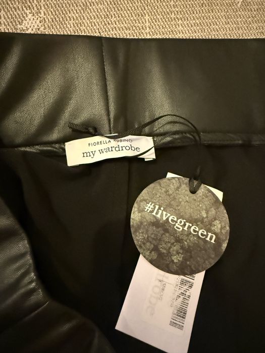 Ефектен дамски черен кожен клин