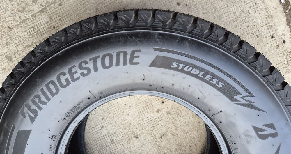 O bucată 265/70 R15 M+S iarnă - una Bridgestone