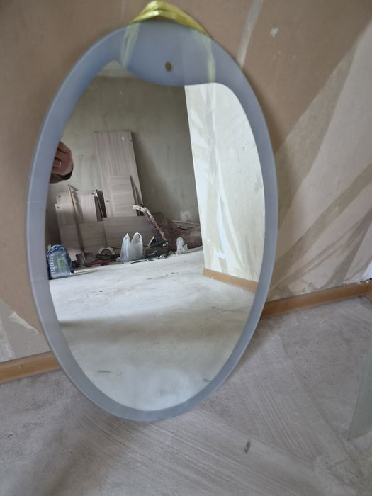 Продам зеркало с полочками