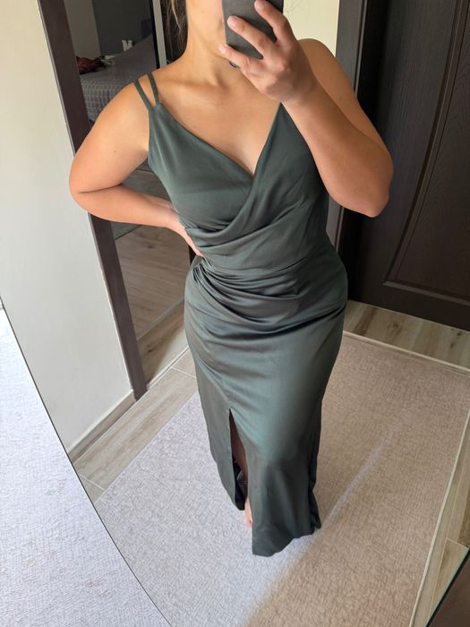 Елегантна сатенена рокля в маслиненозелено