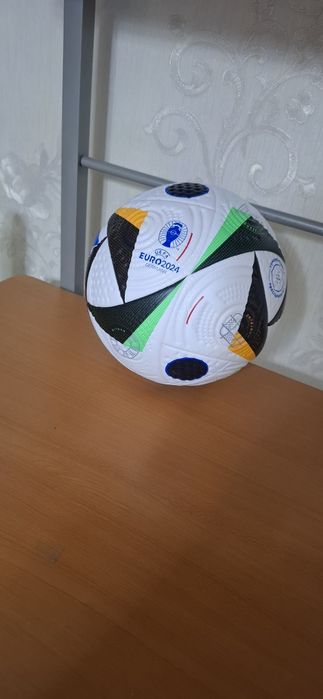Продам мяч по хорошей цене.