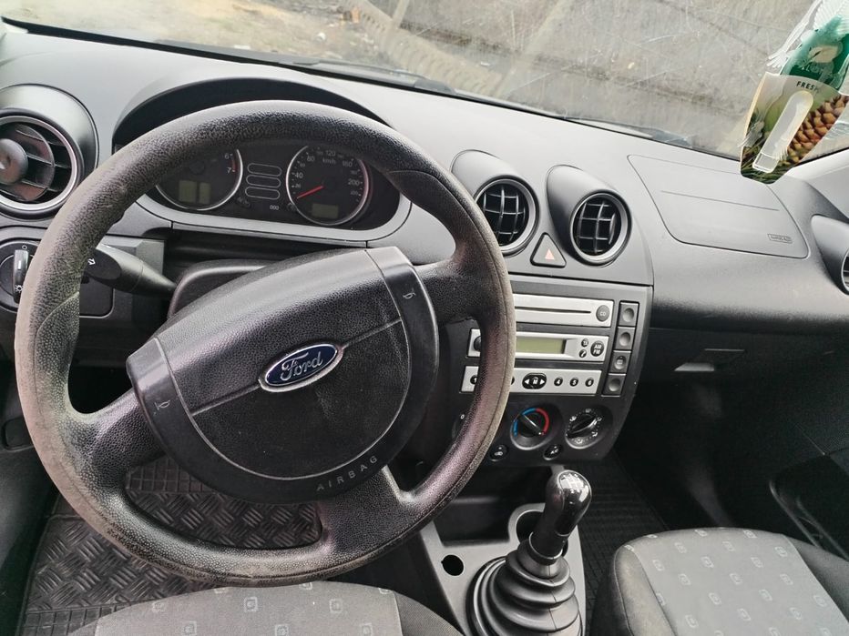 Vând  Ford  Fiesta 1.4 benzină