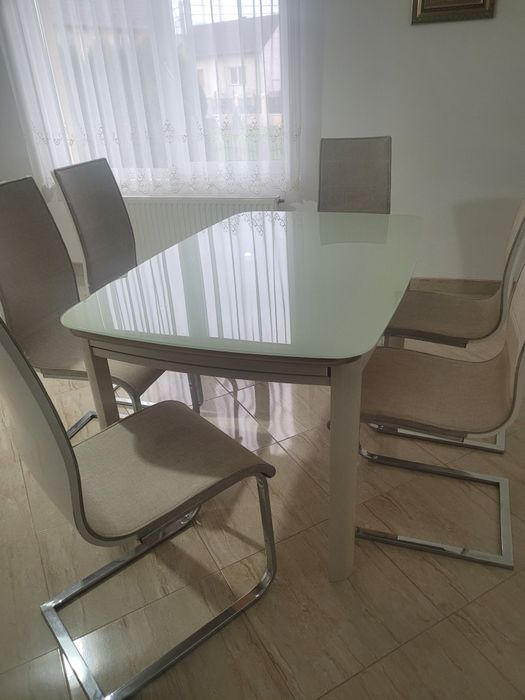 Vând  masă sticla plus 6 scaune