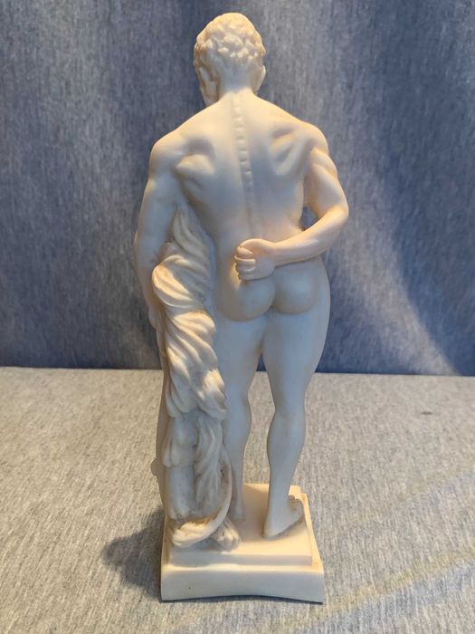 статуетка от алабастър Древногръцкият герой Херкулес и Нейският лъв