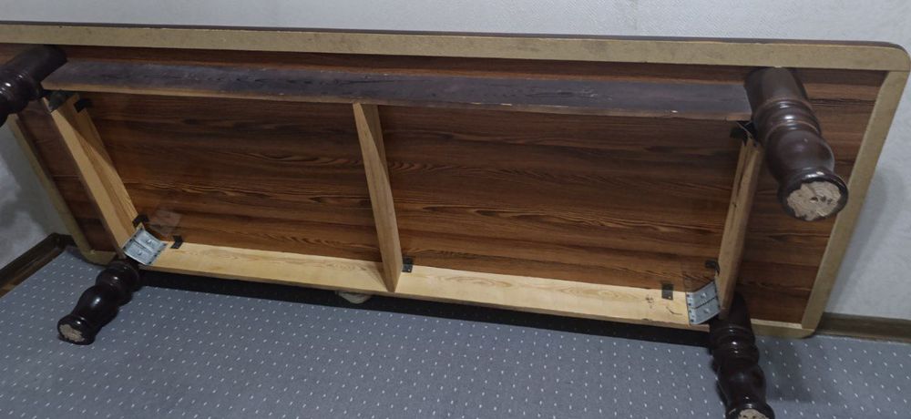 Mustahkam oyoqqa ega xontaxta