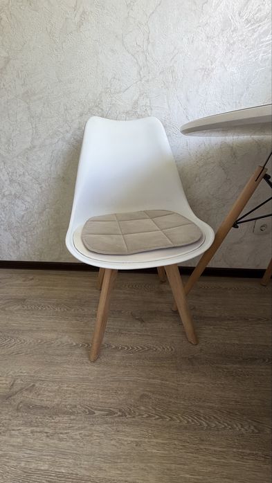 Продам круглый  стол и два стула ( 80см )