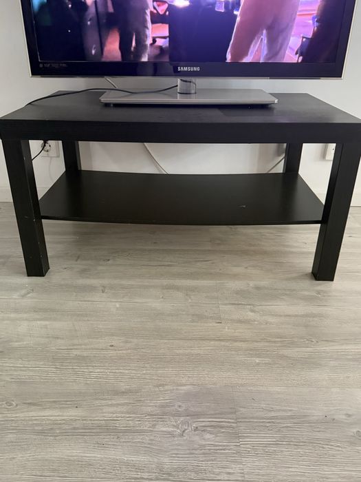 Vând canapea 2 locuri tip recliner, TV Samsung 40” Full HD și măsuță TV neagră.