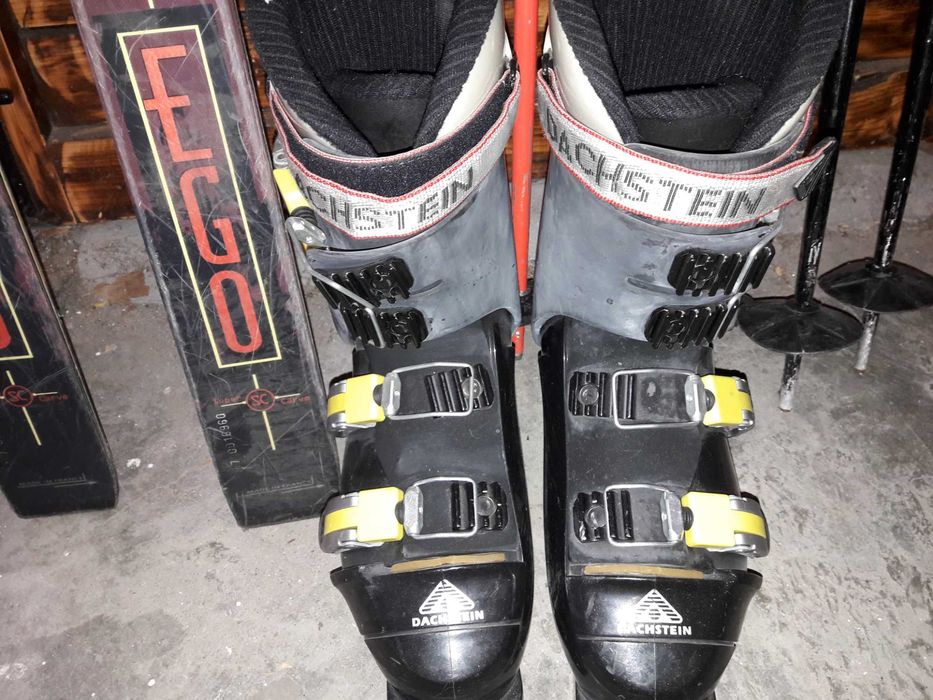 Продават се ски и ски обувки