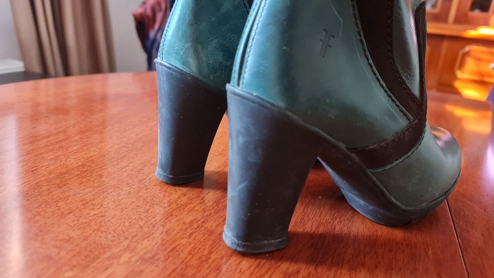 Cizme din piele, model deosebit, fabricate în Portugalia