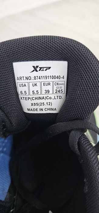 Продам новые кроссовки Xtep