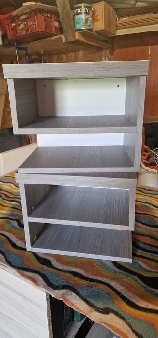 Vand 2 noptiere suspendate din pal, culoare nuc