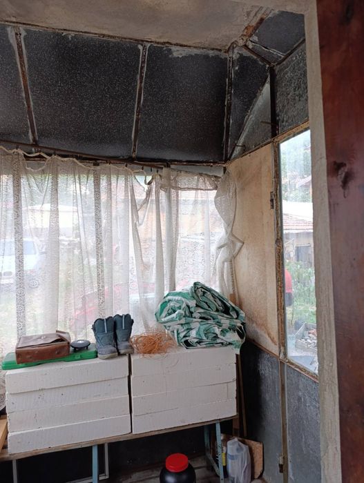 Просторна триетажна къща с голям двор в с. Дивотино, обл. Перник