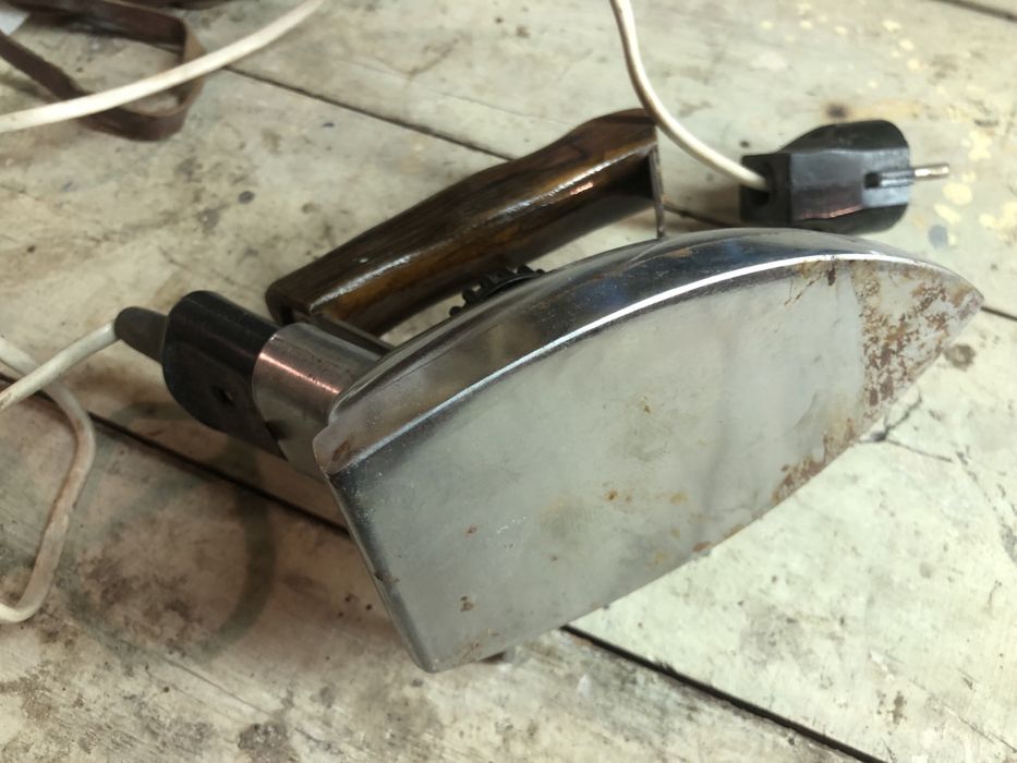 Стара ретро малка ютия