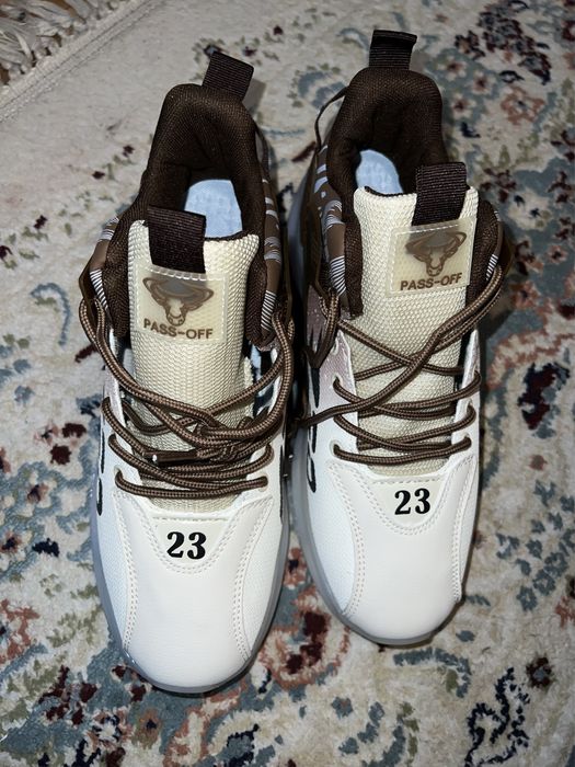 Кроссовкий универсальные