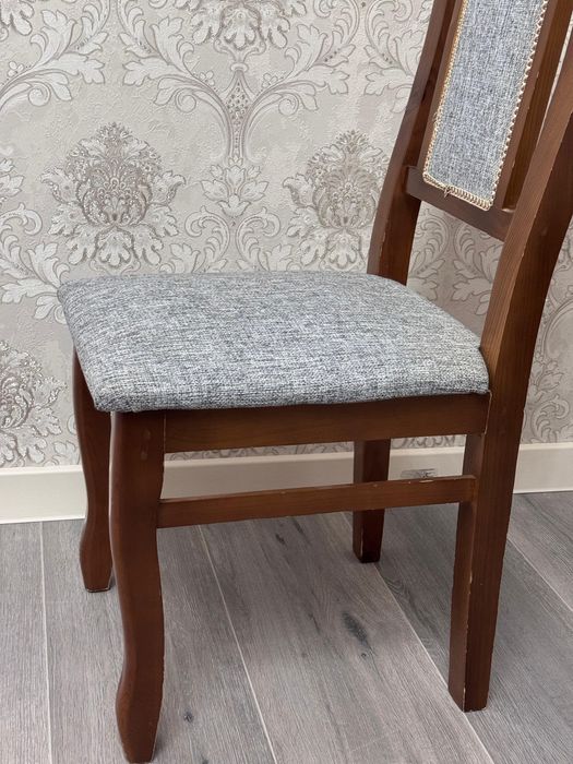 Стол со стульями в хорошем состоянии