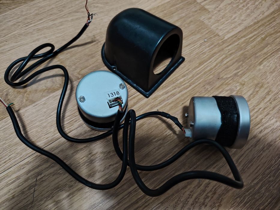 Уреди за измерване на температура и налягане на маслото на кола