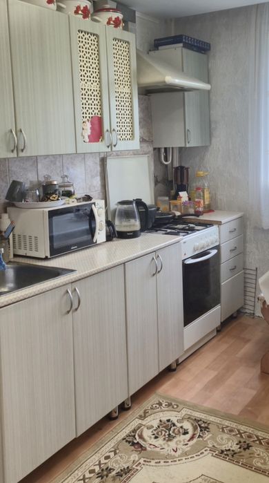 Продам б/у кухонный гарнитур в хорошем состоянии, размер 2м× 60 см