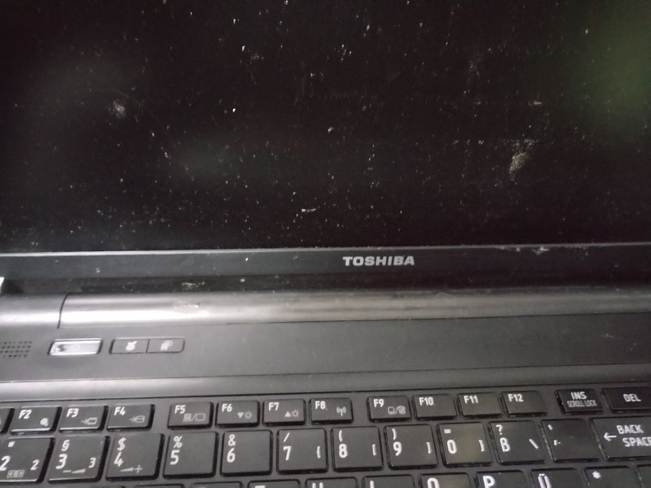 Vand laptop Toshiba-I5 pentru piese