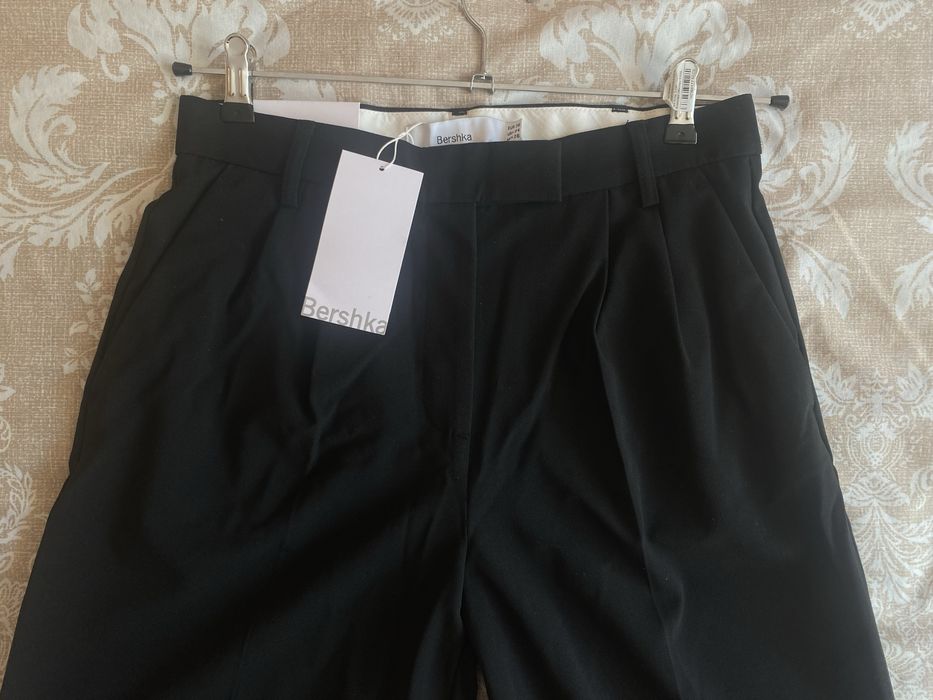 Черен панталон от Bershka