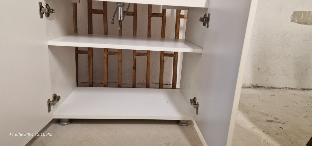 Vând corp mobilier cu lavoar