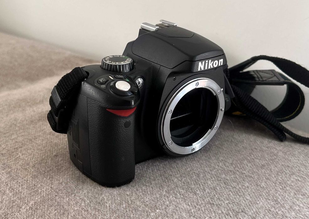 Nikon D60 DSLR body, stare bună, fără baterie, curea inclusă