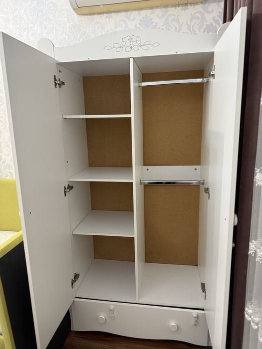 Продам Шкаф с комодом белый